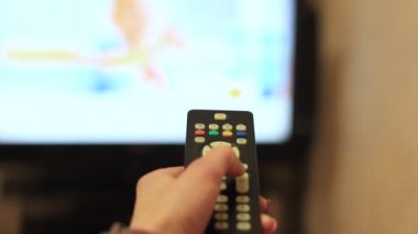 TV uzaktan kumandalı kadın eli. Yakın çekim.