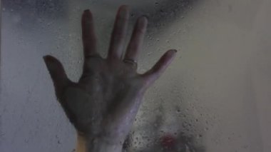 Donmuş camların üzerinde el, paranormalin tehlikesi ve dehşeti.