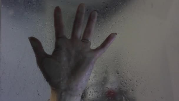 Hand på mistat frostat glas, fara och skräck för det paranormala. — Stockvideo