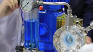 Solenoid diyafram pompasını ayarlayan erkek elinin yakın çekimi..