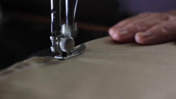 Costura em casa. Mulher idosa que trabalha na máquina de costura . — Vídeo de Stock