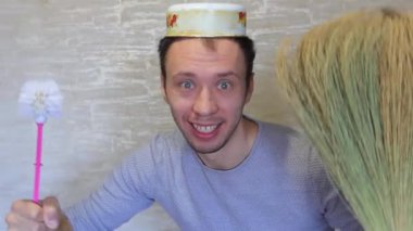 Kafasında tava, elinde süpürge ve tuvalet fırçası olan deli bir adam..