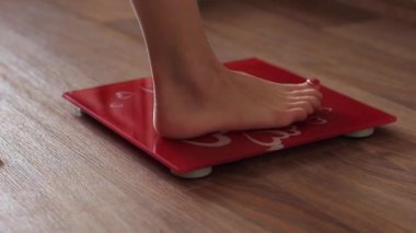 Pedikürlü güzel kadın bacakları terazide duruyor..