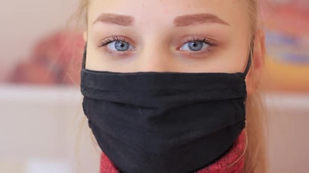 Gros plan sur le visage d'une fille masquée lors d'une épidémie, le coronovirus . — Video