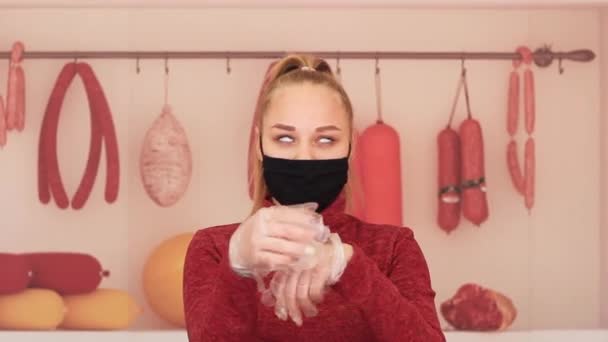 Dívka prodávající během epidemie koronaviru, jako zombie v obchodě s klobásami. — Stock video