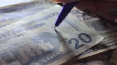 20 dolarlık banknotta kadın el işaretleri var. Para üzerine imza.