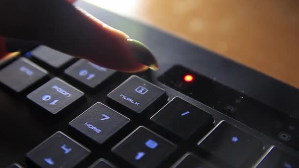 O dedo feminino pressiona um botão no teclado e muda de cor. — Vídeo de Stock