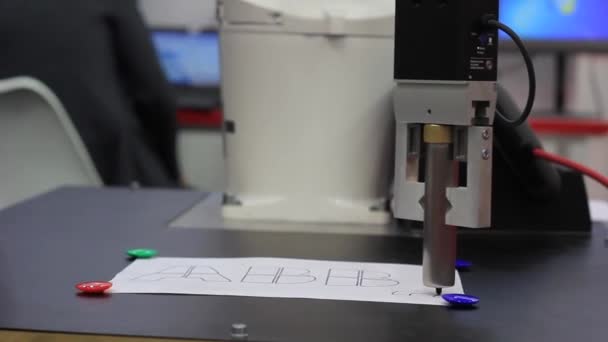 Tekeningen van rechte lijnen op papier met behulp van technologie, een speciale robot. — Stockvideo