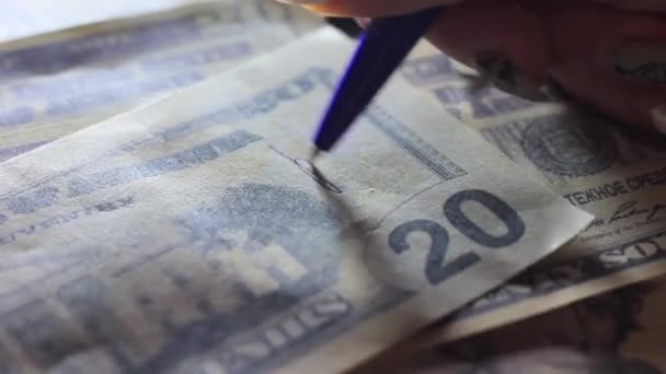 Kvindelige håndtegn på 20 dollar seddel. Underskrift på penge. – Stock-video