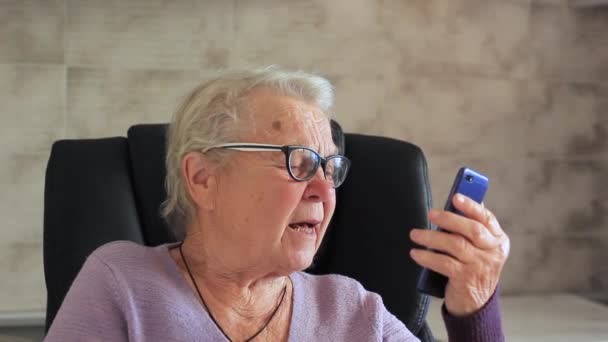 Femme âgée, grand-mère avec un appareil mobile. — Video