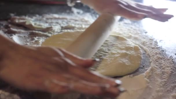 Wytwarzanie ciasta na pizzę w domu zbliżenie — Wideo stockowe
