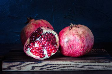 Nar, lezzetli ve siyah arka planda olgun meyveler.