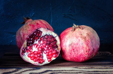 Nar, lezzetli ve siyah arka planda olgun meyveler.