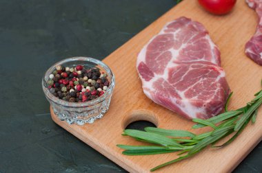 Çiğ et, kırmızı domates, biberiye ve biber.