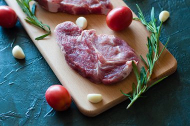 Domuz eti, kırmızı domates, biberiye ve sarımsak.