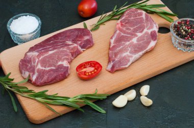 Domuz eti, çiğ biftek ve baharat, sarımsak, tuz, biber, domates ve biberiye.