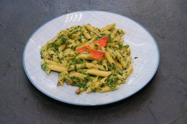 Somon, ıspanak ve peynirli geleneksel İtalyan makarnası..