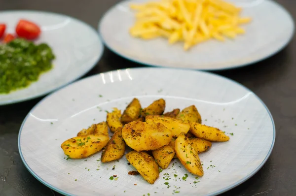 Baharatlı kızarmış patates. Vejetaryen meze ya da meze. — Stok fotoğraf