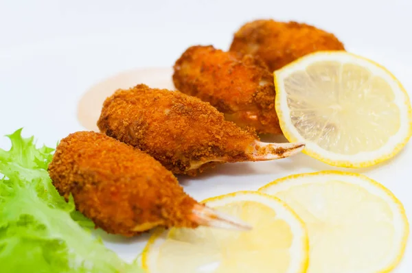Limon, marul ve tatlı ekşi sosla kızartılmış yengeç pençeleri.
