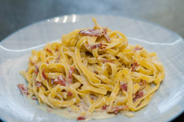 Pasta saporita con formaggio e salsiccia. Piatto tradizionale italiano — Foto Stock