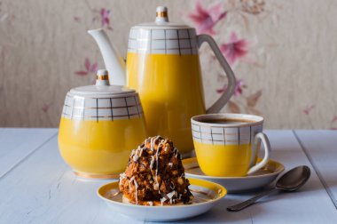 Espreso ve çay tabağında kek, klasik kahve seti.