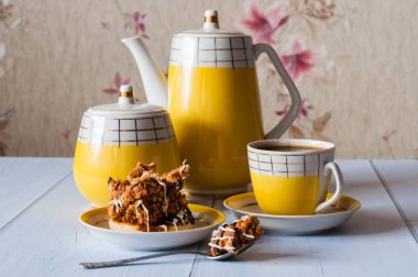 Espresso ve lezzetli tatlı kek, sarı kahve seti.