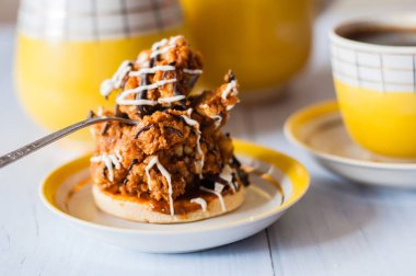 Espresso kahve ve lezzetli tatlı kek, kaliteli kahve seti parlak sarı.