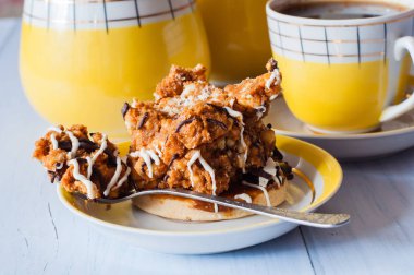 Espresso kahve ve lezzetli tatlı kek, kaliteli kahve seti parlak sarı.