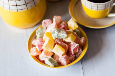 Klasik sarı fincanda kahve ve oryantal tatlılar Türk lezzeti, Düz Yat