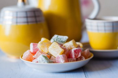 Rahat lokum doğu tatlıları ve kahve espresso.