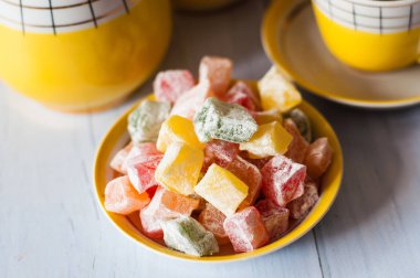 Klasik sarı fincanda kahve ve oryantal tatlılar Türk lezzeti, Düz Yat