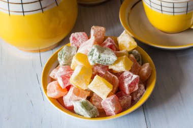 Klasik sarı fincanda kahve ve oryantal tatlılar Türk lezzeti, Düz Yat