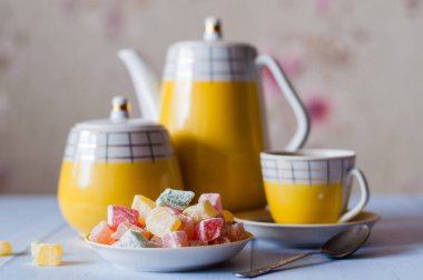 Doğulu tatlılar Türk lokumu, espresso, sarı antika kahve veya çay seti