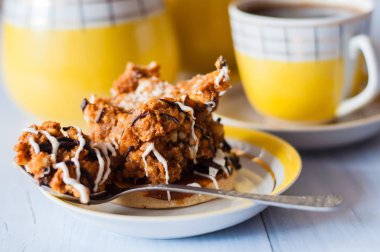 Espresso kahve ve lezzetli tatlı kek, kaliteli kahve seti parlak sarı.