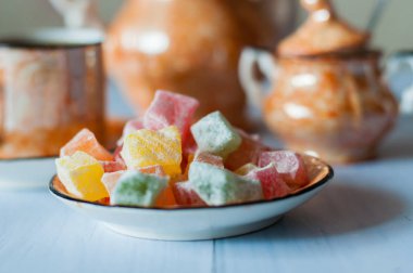 Çok renkli Türk lokumu, doğulu tatlılar, yakın plan ve çok güzel, antika, eski kahve seti ve kaşık.