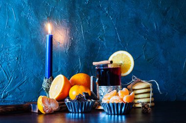 Noel zamanı, kış, sıcak şarap, tarçın, portakal ve mandalina, kurabiye ve çikolata. Mumlarla dolu bir hayat