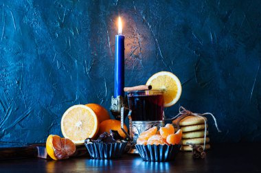 Noel zamanı, kış, sıcak şarap, cam, tarçın, portakal ve mandalina, kurabiye ve çikolata.