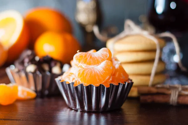 Primer plano de rodajas de mandarina, galletas caseras y chocolate, ambiente navideño — Foto de Stock