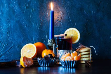 Noel zamanı, kış, sıcak şarap, cam, tarçın, portakal ve mandalina, kurabiye ve çikolata.