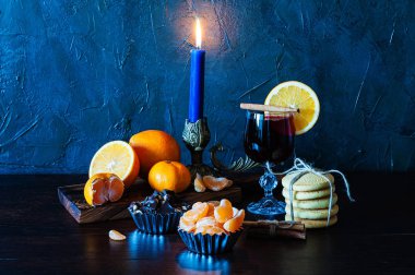 Noel zamanı, kış, cam, tarçın, portakal ve mandalina, kurabiye ve çikolata, şamdandaki mum.