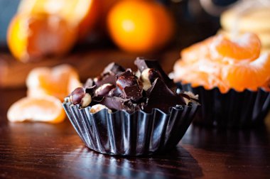 Fındık ve mandalina dilimli çikolata, yakın çekim, üst görüş ve yan görüş