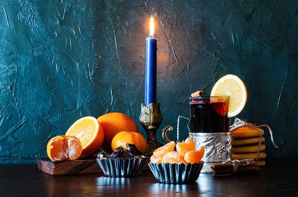 Noel zamanı, kış, sıcak şarap, tarçın, portakal ve mandalina, kurabiye ve çikolata. Mumlarla dolu bir hayat