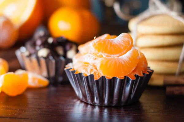 Primer plano de rodajas de mandarina, galletas caseras y chocolate, ambiente navideño — Foto de Stock