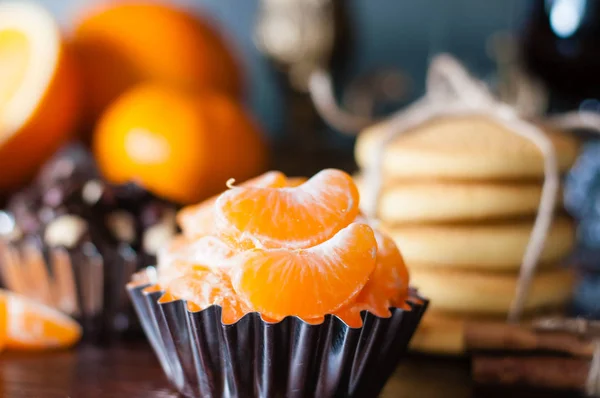 Primer plano de rodajas de mandarina, galletas caseras y chocolate, ambiente navideño — Foto de Stock