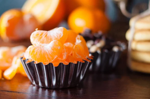 Primer plano de rodajas de mandarina, galletas caseras y chocolate, ambiente navideño — Foto de Stock