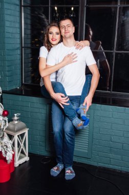 Aşıklar Noel ağacının yanındaki pencerede oturur.