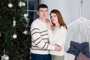 Sevgili evli çift, yakışıklı adam ve güzel kadın Noel ağacının yanında