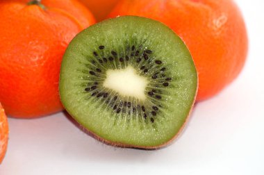 Yakın çekim meyve kivi ve mandalina beyaz arka plan üzerinde dilim