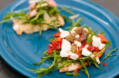 Karides, roka, domates, peynir ve sos, yakın plan, yüksek İtalyan mutfağı.