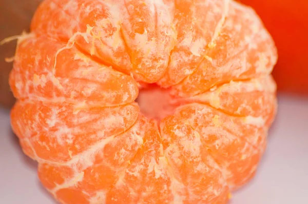 Saboroso suculento descascado tangerina macro, fatias de fruta tropical doce close-up — Fotografia de Stock